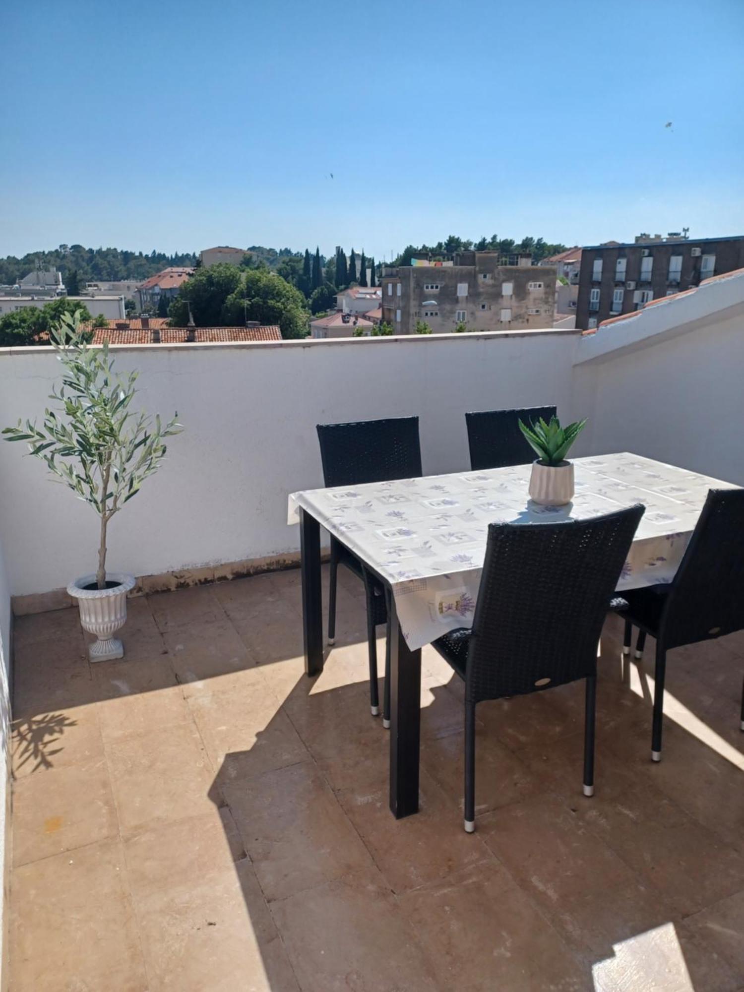Apartments Emilija Makarska Oda fotoğraf